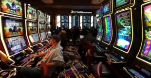 Why Wagers Prefer To Play On Online Slots From Their Home?