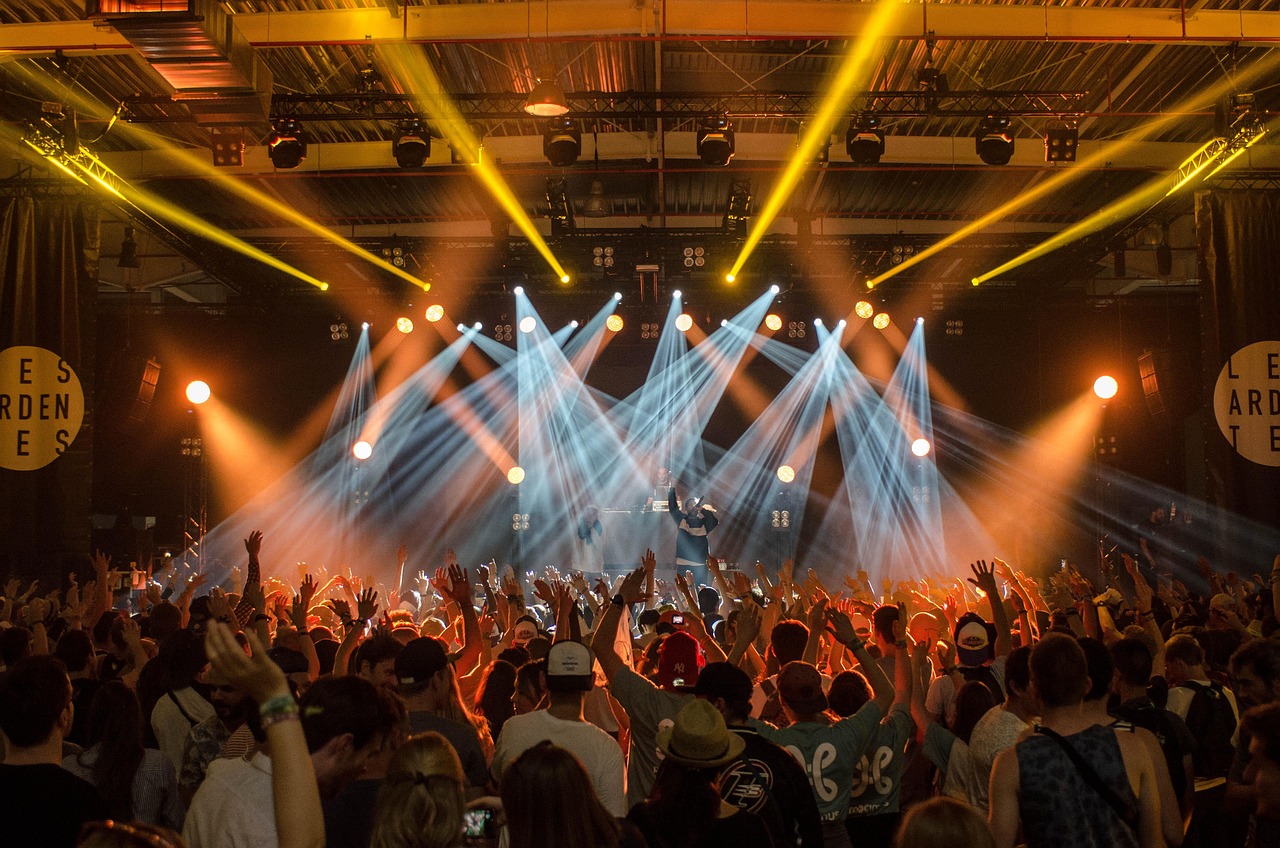 Audience, band, concert — Feel the Excitement of Baccarat on a Trusted Elite Platform